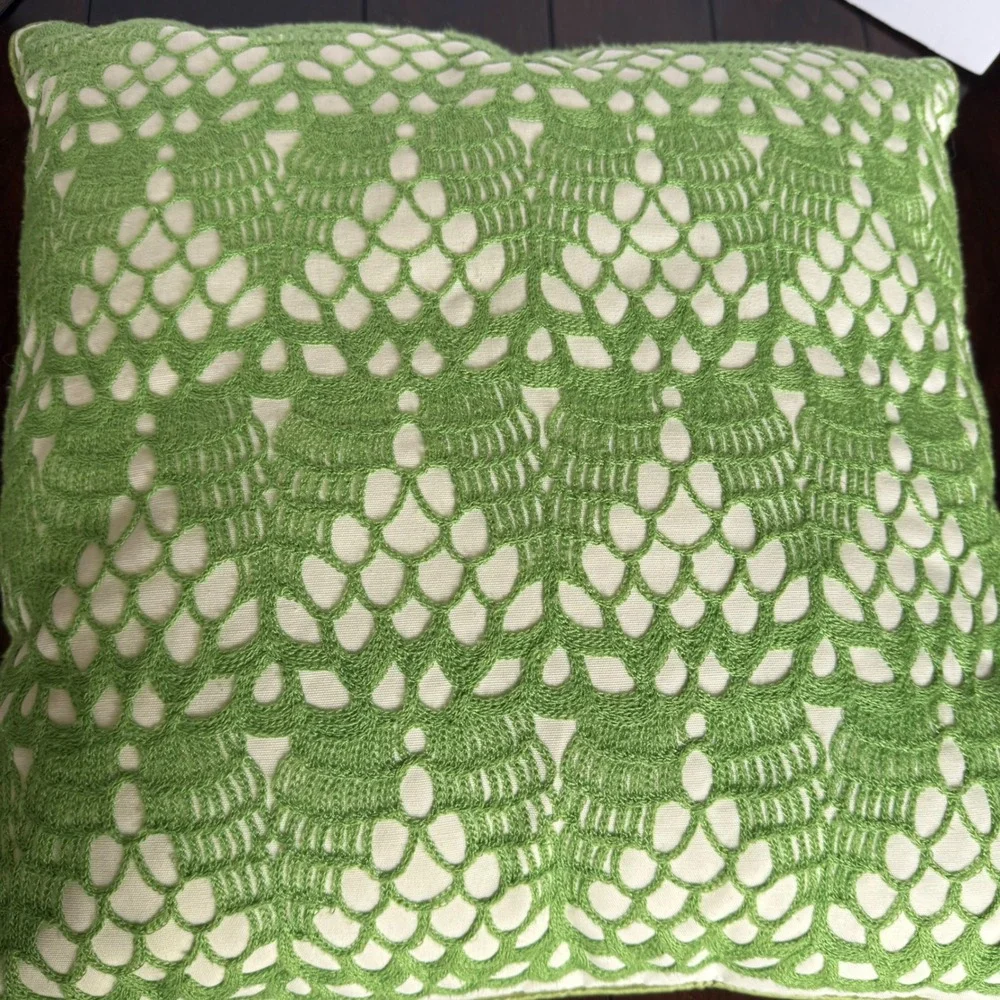 Michaels Stores Green White Crochet Scallop Throw Pillow‎ 17x17 Square Accent